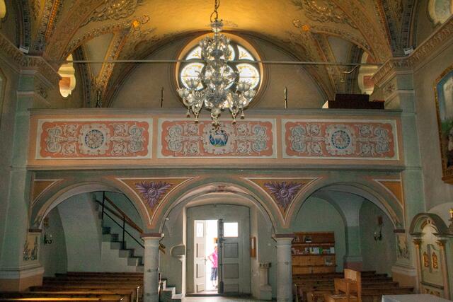 11 # 1167: Blick zurück zum Chor. Die heutige Kirche wurde zwischen 1665-69 wieder errichtet. Der Turm wurde 1885 umgebaut und mit einer Zwiebelhaube versehen. Diese Kirche brannte in Laufe der langen Geschichte insgesamt 3 x ab! Letzter Brand war 1809. | Foto: © by Ing. Günter Kramarcsik
