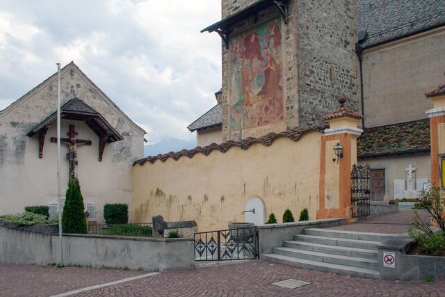 38 # 1235: Aufgang zur Stadtpfarrkirche St. Pankratz. Der Friedhof ist mit einer Mauer umgeben und im Norden ist eine Kapelle mit eingebunden und an deren Westseite ist das Kriegerdenkmal. | Foto: © by Ing. Günter Kramarcsik