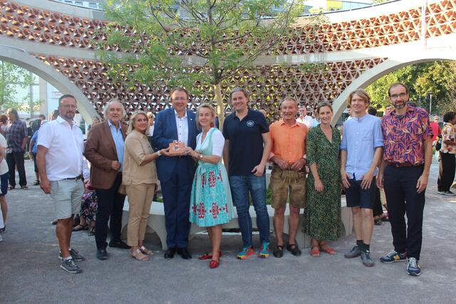 Die Vertreter von Stadt, Baufirma, Ziegelwerk sowie die Künstler freuten sich über die vielen Besucher bei der großen Eröffnung. | Foto: Huber