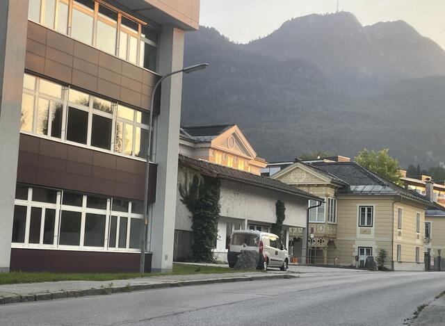 Standort: Kaltenbachstraße bei der HLW Bad Ischl. Das Heck zeigt stadteinwärts. Achtung: Hier sind 30 km/h erlaubt.