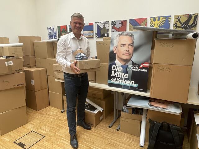 Andreas Hanger (ÖVP): In der Amstettner ÖVP-Zentrale stapeln sich die Flyer und Wahlgeschenke für die Gemeinden.  | Foto: Dietl-Schuller