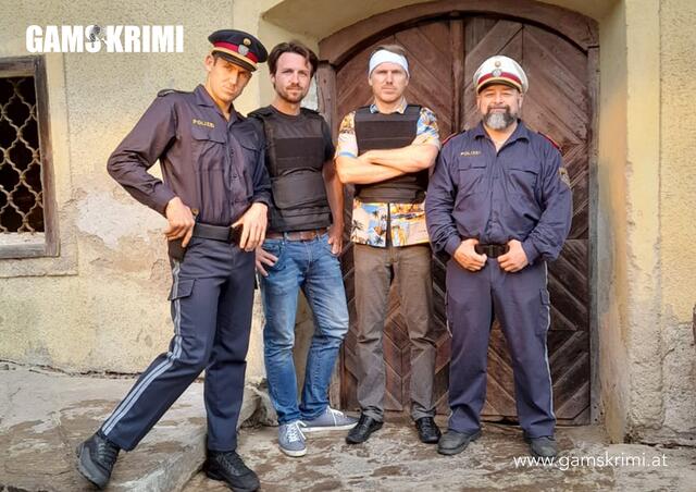 In der weststeirischen Comedy-Kriminal Serie "Gamskrimi" ist Franz Moser (r.) als Polizist zu sehen. Im Bild mit Patrick Philips, Markus Perner und Andreas Ortner (v. l.). | Foto: Privatfotos