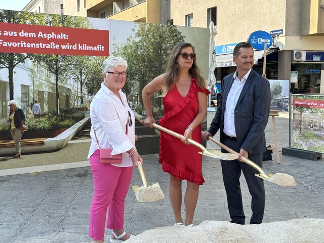 Bezirksrätin Christine Hahn (l, Neos), Planungsstadträtin Uli Sima und Bezirksvorsteher Marcus Franz (beide SPÖ) beim Spatenstich. | Foto: Karl Pufler/MeinBezirk