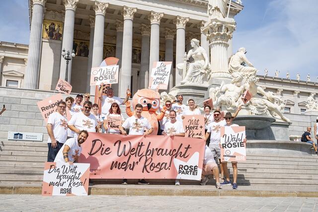 Vor dem Parlament wurde die Rosépartei mit Spitzenkandidatin Rosie präsentiert von den Rosalia DAC Winzerinnen und Winzern | Foto: Rosalia DAC
