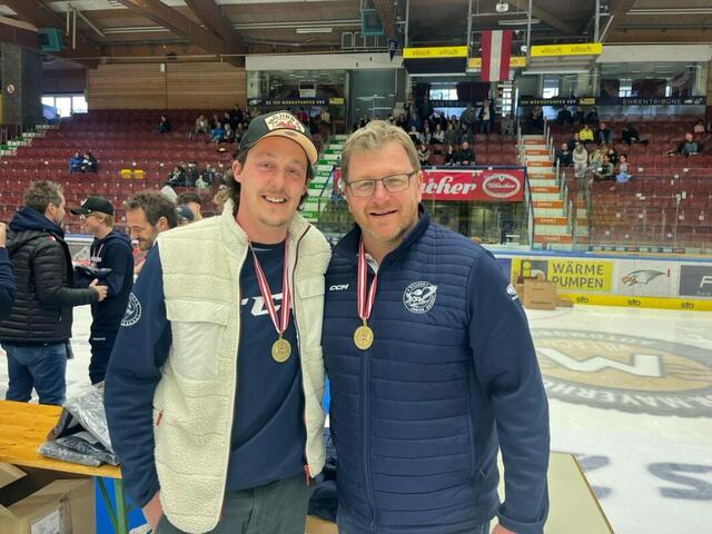 U17-Headcoach Robert Moser (r.) und Co-Trainer Daniel Steinhauser sind stolz auf den Nachwuchs. | Foto: VSV/Kohlmayer