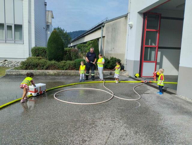 Ein wahres Highlight für die Kinder war der Besuch bei der Feuerwehr der Stadt Kirchdorf. Bei perfektem Sommerwetter durfte der Wasserspaß nicht zu kurz kommen.  | Foto: OÖG