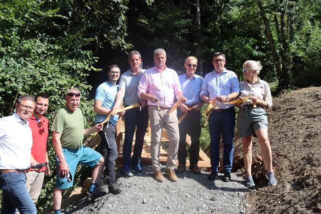 Hellmuth Koch (TVB Seeboden), GV Thomas Grasser (Seeboden), Ernst Rieger (Bauleiter Alpenverein), STR Lukas Gradnitzer (Spittal), Bgm. Thomas Schäfauer (Seeboden), Bgm. Gerhard Köfer (Spittal), Arnold Riebenbauer (Alpenverein), STR Christoph Staudacher (Spittal) und Vizebgm. Angelika Hinteregger (Spittal)  | Foto: MeinBezirk