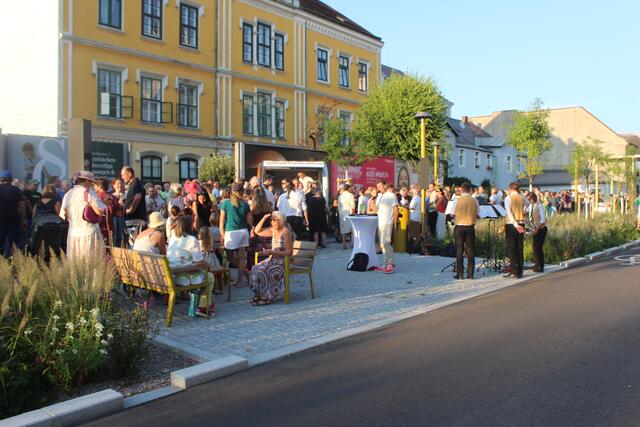 Zur Eröffnung der beiden neuen Stadt-Highlights waren unzählige Besucher gekommen. | Foto: Huber