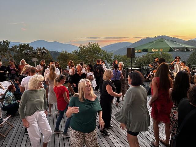 Die Gäste genossen das schöne Wetter und die wunderbare Musik. | Foto: Tamara Himsl