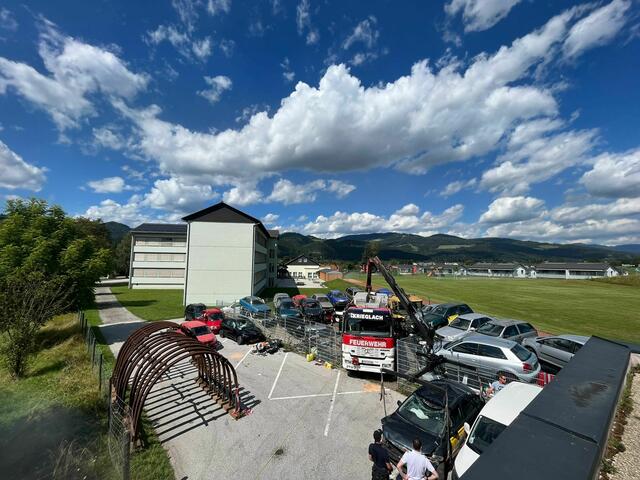 Für die verschiedenen Unfall-Szenarien hat die Freiwillige Feuerwehr Krieglach 47 alte Autos gesammelt.  | Foto: FF Krieglach