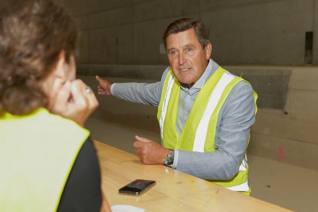 Außergewöhnliche Location: Das Interview mit Öffi-Stadtrat Peter Hanke fand im Tunnelschacht unter dem Frankhplatz statt. | Foto: Maximilian Spitzauer/MeinBezirk
