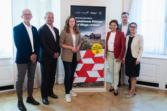 Durch die Soforthilfe von drei Millionen Euro wird die Sanierung beziehungsweise der Wiederaufbau von vier Hütten in Salzburg, der Steiermark und Tirol unterstützt. Im Bild: Markus Welzl (Vizepräsident des Österreichischen Alpenvereins), Andreas Schieder (Vorsitzender der Naturfreunde Österreich), Claudia Plakolm (Staatssekretärin für Digitalisierung, Jugend und Zivildienst), Susanne Kraus-Winkler (Staatssekretärin für Tourismus) und Gerald Dunkel-Schwarzenberger (Präsident Verband alpiner Vereine Österreichs) | Foto: BKA/Schrötter