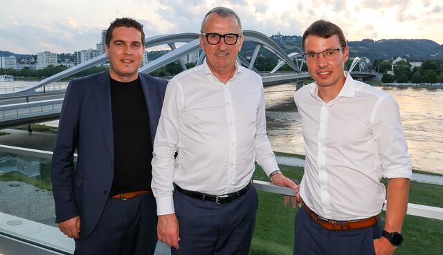 OÖFV-Präsident Gerhard Götschhofer (M.) mit den beiden Direktoren Raphael Oberndorfinger (l.) und Raphael Koch (r.). | Foto: OÖFV/Lui