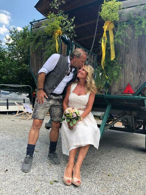Maria und Dieter Leeb in Tracht in Turnau, wo sie Silberne Hochzeit feierten. | Foto: privat