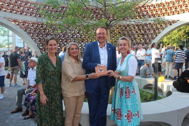 Lisa Enzenhofer vom Künstler-Verbund „Breathe Earth Collective“, Veronika Steiringer von „Bachner Bau“ St. Georgen, Bürgermeister Matthias Stadler und Monica Nicoloso vom Pottenbrunner Ziegelwerk Nicoloso. | Foto: Huber