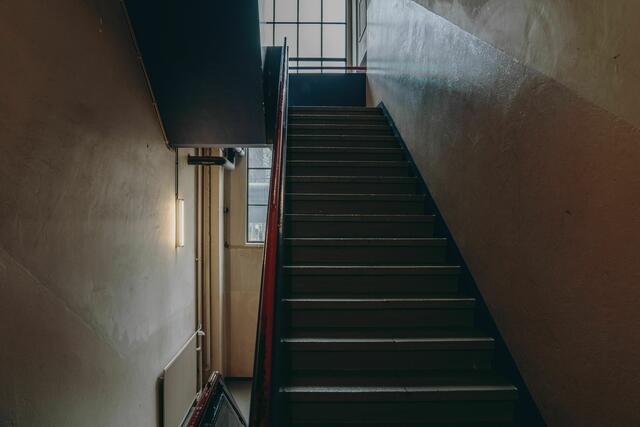 Zwei Frauen wurden am späten Mittwochabend wohl von einer unbekannten Person in ihren Stiegenhäusern sexuell attackiert. (Symbolfoto) | Foto: Rutger Heijmerikx/Unsplash