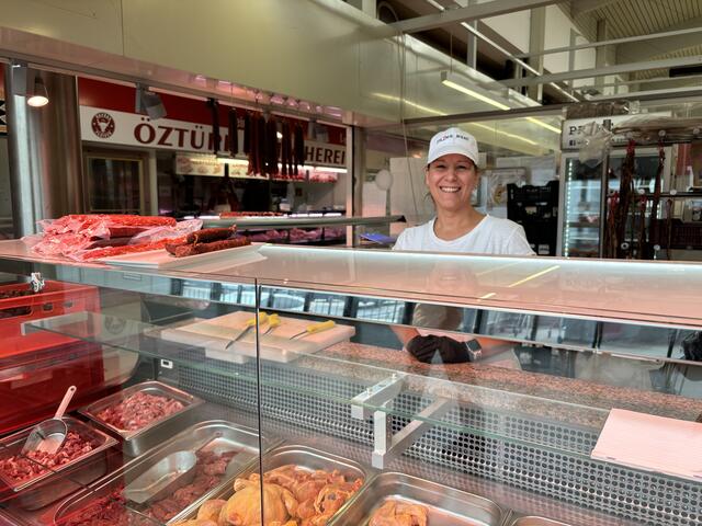 In der Fleischhalle "f-1" gibt es viele Stände. Unternehmer und Menschen, ohne Gewerbe, können in der Fleischhalle einkaufen. | Foto: Rosa Besler/MeinBezirk