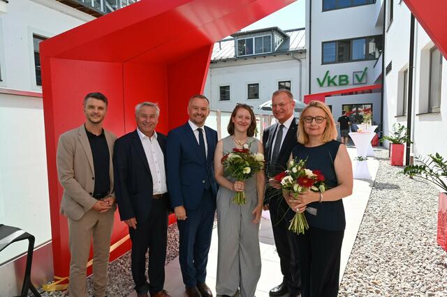 WKO-Obmann Andreas Höllinger, Vizebürgermeister Franz Hötzendorfer,  Geschäftsführer Markus Raml, Jamie Wagner, Landeshauptmann Thomas Stelzer und Rektorin der Kunstuniversität Linz Brigitte Hütter (v. l.). | Foto: Helmut Öttl