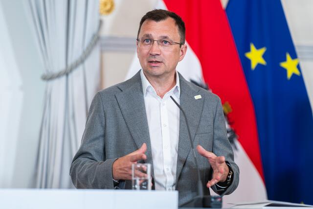 „Die Hütten und Wege sind Fundament für die Sicherheit am Berg, des Tourismus und der Besucherlenkung. Die Sofortmaßnahme in der Höhe von 3 Millionen Euro ist ein erstes wichtiges Paket und ein erfreulicher Schritt“, so Gerald Dunkel-Schwarzenberger, Präsident Verband alpiner Vereine Österreichs. | Foto: BKA/Schrötter