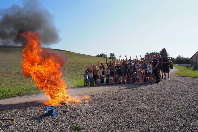 Den Kindern wurde gezeigt, wie eine Fettbrandexplosion  | Foto: Elisabeth Kronsteiner