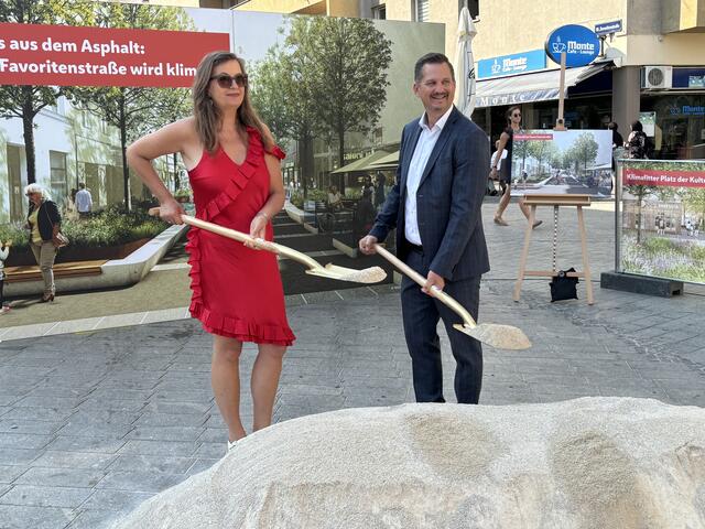 Planungsstadträtin Uli Sima und Bezirksvorsteher Marcus Franz (beide SPÖ) beim Spatenstich. | Foto: Karl Pufler/MeinBezirk