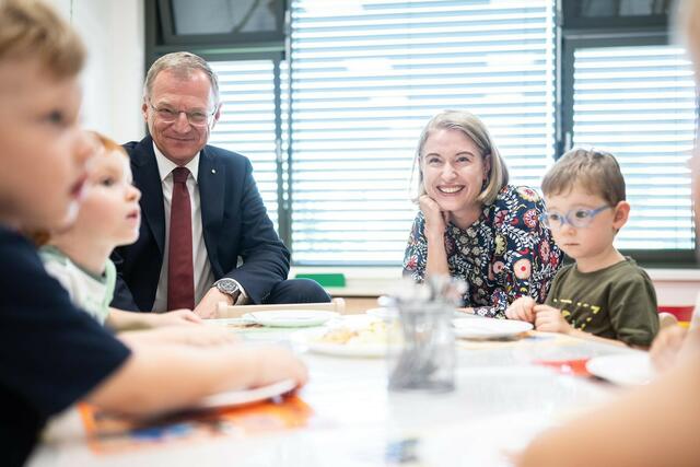 Thomas Stelzer und LH-Stv.in Christine Haberlander gemeinsam mit Bürgermeister Markus Hofko (alle ÖVP) beim Besuch einer Krabbelstube in Pasching anlässlich des Starts der beitragsfreien Vormittagsbetreuung am 1. September. | Foto: Land OÖ/Mayr
