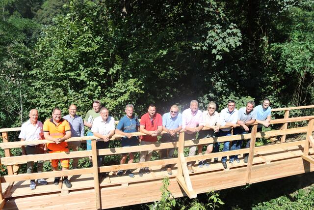 Auf der neuen zehn Meter langen Lärchenholzbrücke. | Foto: MeinBezirk