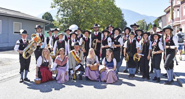 Die Jauntaler Trachtenkapelle Loibach – hier beim Festzug 2023 – begleitet den Bleiburger Wiesenmarkt mit ihrer Musik und ihrem Stand im Alpe-Adria-Zelt. | Foto: RegionalMedien