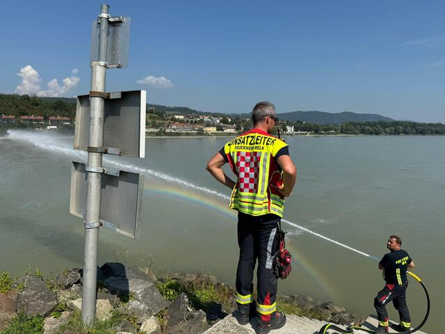 Schnell breitete sich ein Ölteppich auf der Donau aus und bedeckte eine etwa vier Kilometer lange Strecke zwischen Melk und Schönbühel. | Foto: FF Melk