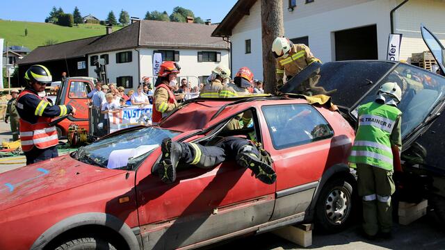 Ziel ist es, den Sanitäter bzw. die Sanitäterin zum Verletzen in das Unfallfahrzeug zu bringen, die oder der den Zustand und das Verletzungsmuster beurteilen kann. | Foto: Klein