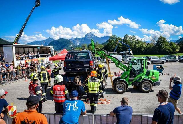 Auch verschiedene andere Fahrzeuge werden in die Unfallszenarien eingebaut.  | Foto: FF Mooskirchen