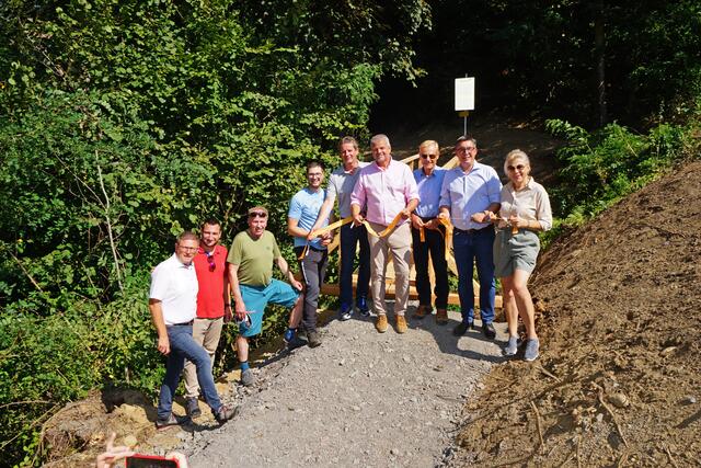 Hellmuth Koch (TVB Seeboden), Thomas Grasser (Seeboden), Ernst Rieger (Bauleiter Alpenverein), STR Lukas Gradnitzer (Spittal), Bgm. Thomas Schäfauer (Seeboden), Bgm. Gerhard Köfer (Spittal), Arnold Riebenbauer (Alpenverein), STR Christoph Staudacher (Spittal) und Vizebgm. Angelika Hinteregger (Spittal)  | Foto: eggspress