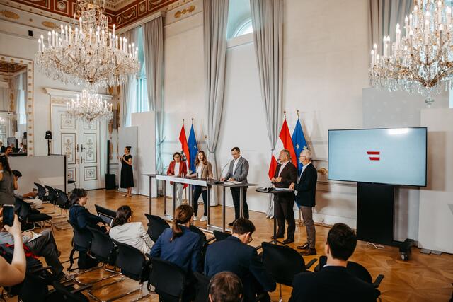 Die Bundesregierung Österreichs stellt eine Soforthilfe von 3 Millionen Euro für die alpine Infrastruktur zur Verfügung. Das wurde bei der heutigen Pressekonferenz bekanntgegeben. | Foto: BKA/Schrötter