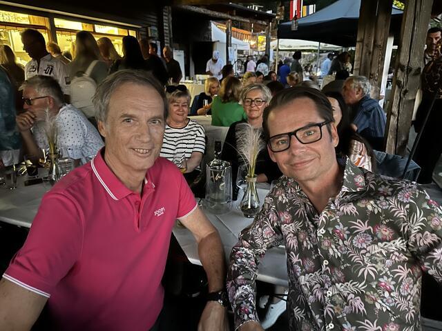 Altbürgermeister Fritz Kratzer und Bürgermeister Matthäus Bachernegg ließen die Tanzbeine ruhen und konzentrierten sich aufs Philosophieren.  | Foto: Tamara Himsl