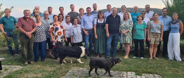 Bei dem Hofgespräch mit Alexander Bernhuber am Rauchengern kamen einige Interessierte. | Foto: Stadtgemeinde Pressbaum