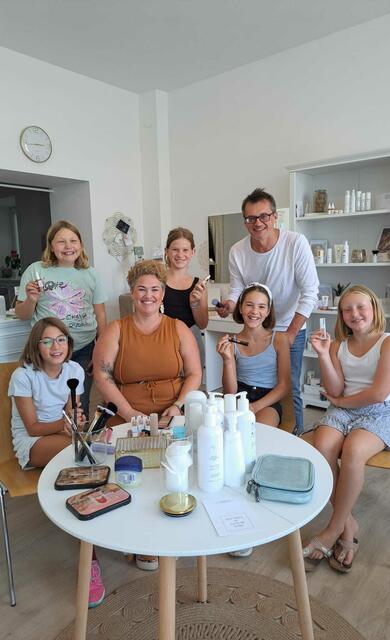 Lisa-Marie, Madelene, Beatrix Schöner, Ella-Marie, Bgm. Hans-Jürgen Resel, Pamina und Sophie | Foto: Gemeinde St. Leonhard/Forst