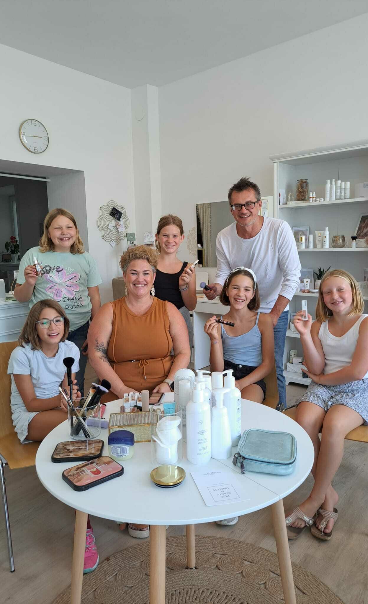 Forst Make Gemeinde St. Leonhard/Forst: „Make up yourself“ brachte 13 junge Damen ...