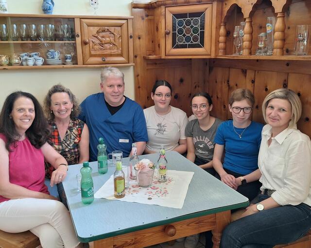 Sarah, Anja und Franziska berichten beim Praxisbesuch begeistert von ihren Aktivitäten im Pflegeheim Suavitas. | Foto: LFS Althofen