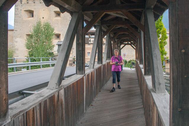 37 # 1233: denkmalgeschützte Holzbrücke für Fußgänger über die Etsch. Im Hintergrund links der Tauferer Turm. Helene mit uns am Weg zur Pfarrkirche St. Pankratz | Foto: © by Ing. Günter Kramarcsik