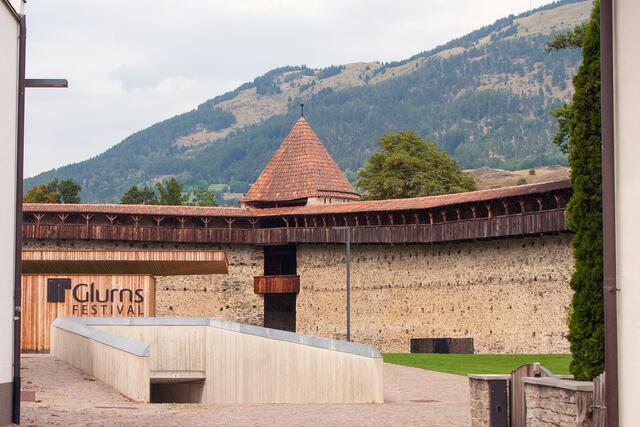 46 # 1213: Ebenfalls besichtigt werden kann dabei ein Eckrondell. Hier auf dem Gelände des Glurnser Vestivals. Eingesäumt von der östlichen und nördlichen Stadtmauer. | Foto: © by Ing. Günter Kramarcsik
