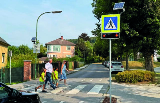Die Gemeinden tun sehr viel, um den Schulweg so sicher wie möglich zu gestalten. So beispielsweise in Weiz, wo am Schutzweg Schillerstraße/Pestalozzigasse im Stadtgebiet eine moderne LED-Warnanlage eingerichtet wurde. | Foto: Stadtgemeinde Weiz/Lagler