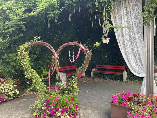 Trotz der angespannten Lage: Entgegen andernorts medial kolportierter Behauptungen, gibt es in Söchau durchaus noch Blumenschmuck. Für größere, neue Projekte scheint jedoch in der Tat das Geld zu fehlen. | Foto: Jeitler