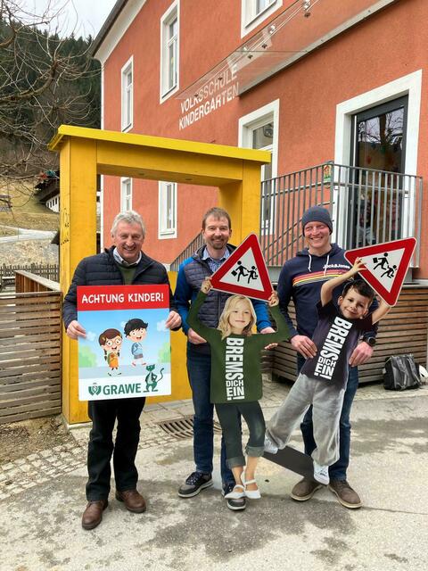 In der Gemeinde Gasen werden jedes Jahr kurz vor Schulbeginn Hinweistafeln und Plakate aufgestellt, die andere Verkehrsteilnehmer sensibilisieren sollen. | Foto: Gemeinde Gasen