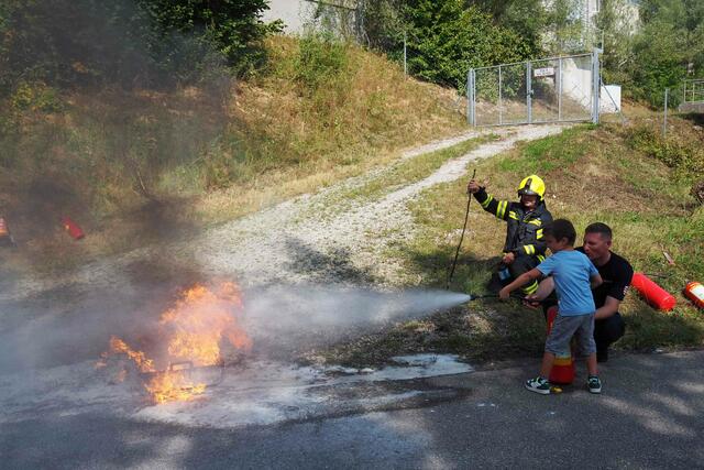 Jedes Kind durfte ausprobieren, wie ein Feuerlöscher funktioniert. | Foto: Elisabeth Kronsteiner