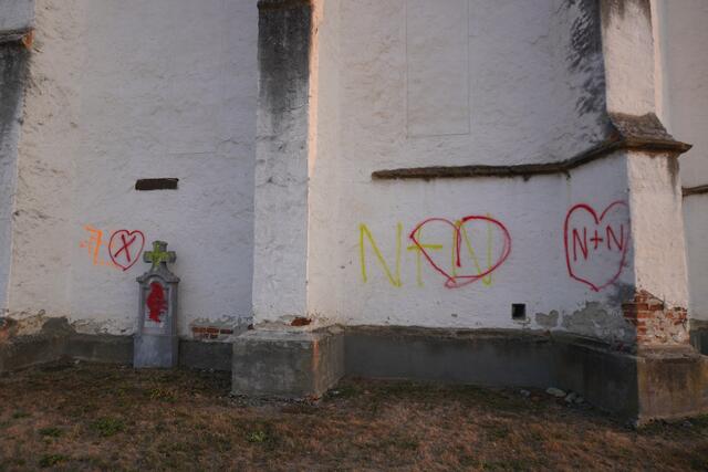 Die Fassade der Martinskirche in Deutsch Schützen wurde von Vandalen beschmiert.