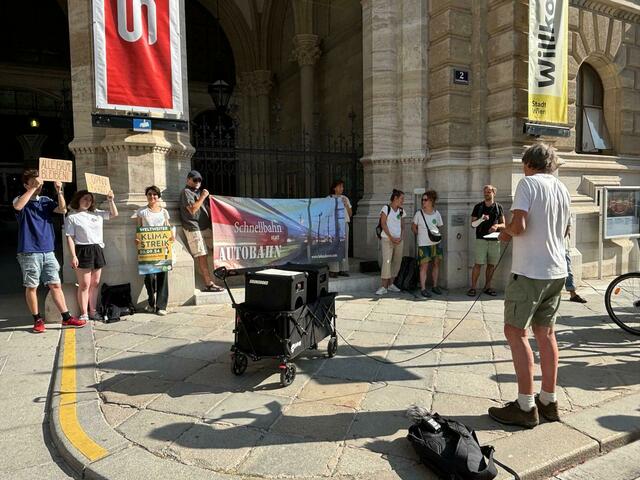 Am Donnerstag kam es zur Protestaktion vor dem Wiener Rathaus. | Foto: Barbara Schuster/MeinBezirk Wien