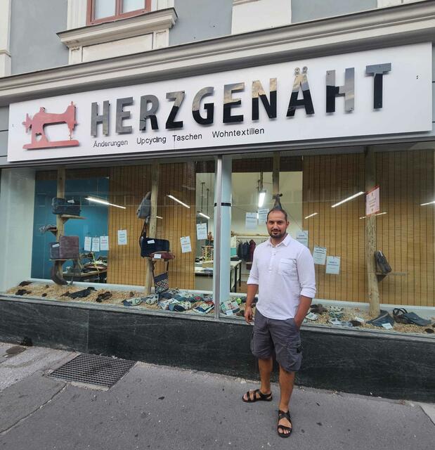 Ahmad Ibesh vor seinem neuen Geschäft, dass am 7. September eröffnet wird.  | Foto: Ahmad Ibesh