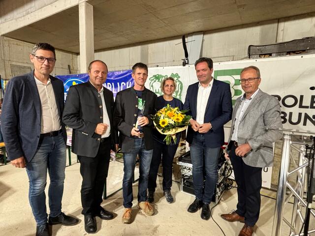 Freuten sich über über 300 Besucherinnen und Besucher beim Sommergespräch (vl.): Bauernbunddirektor Dr. Peter Raggl, Bauernbundobmann LHStv. Josef Geisler, Philipp Gstinig und Gertraud Kurzthaler vom Biohof Gstinig, Landwirtschaftsminister Norbert Totschnig und Bezirksbauernobmann LA Bgm. Martin Mayerl | Foto: Tiroler Bauernbund