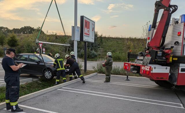 Neuerlich stürzte ein Auto in den Entwässerungsgraben, Nähe des EO-Parks in Oberwart.  | Foto: Freiwillige Stadtfeuerwehr Oberwart