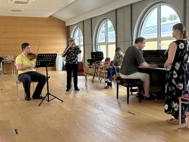 In St. Virgil fanden sich die MusikerInnen des Sonnenorchesters Salzburg für die Proben zusammen. | Foto: Schrofner